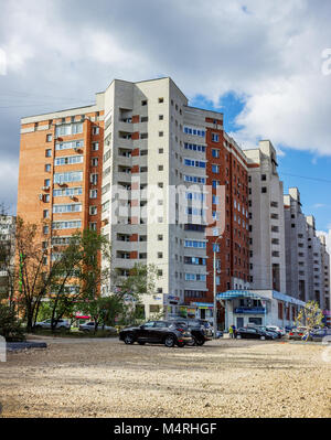 La Russie, Moscow - Sep 24, 2017 : maison moderne dans la vieille ville russe de Nizhny Novgorod dans l'une des zones de couchage Banque D'Images