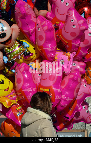 Un vendeur de ballons au centre d'une ville ou zone commerçante ville gonflé ou vente ballons gonflables pour les enfants. des ballons en vente Banque D'Images