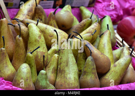 Un grand nombre de poires vertes sur un étal de fruits et légumes frais à Borough Market, dans le centre de Londres. La saine alimentation et la fraîcheur produire sur support Banque D'Images