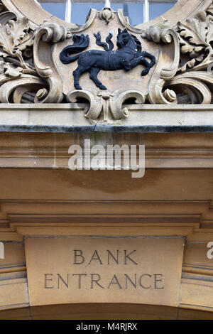 Un détail architectural ou d'un antique victorian bank building. l'entrée d'une banque avec le cheval noir de la Lloyds au-dessus de la porte. Banque D'Images