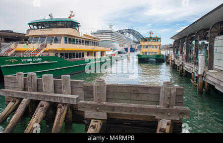 Victor Chang Ferry Ferry amarré et accostage à Circular Quay, le navire de croisière Crystal Serenity et le Harbour Bridge en arrière-plan. Circular Quay. L'AUSTRALIE Banque D'Images