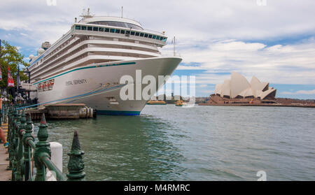 Bateau de croisière Crystal Serenity amarré au terminal de passagers d'outre-mer de Sydney et Sydney Opera House en arrière-plan. Circular Quay. L'AUSTRALIE Banque D'Images