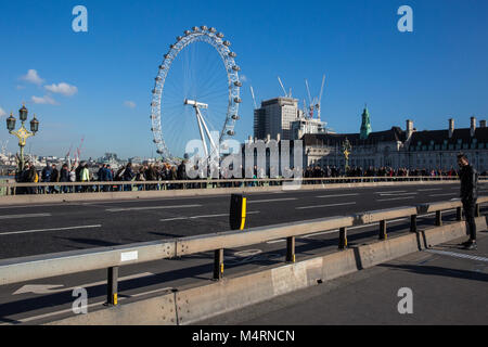 Londres, Royaume-Uni. 17 Février, 2018. Barrières de sécurité installé sur le pont de Westminster pour protéger le public contre les attaques de véhicules. Banque D'Images