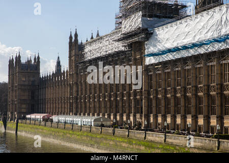 Londres, Royaume-Uni. 17 Février, 2018. Vue sur le Palais de Westminster - actuellement en cours de rénovation - l'hôpital de St Thomas. Banque D'Images