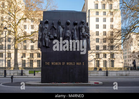Monument à la femme de la Seconde Guerre mondiale, War Memorial par John W. Mills, Whitehall, Londres, UK Banque D'Images