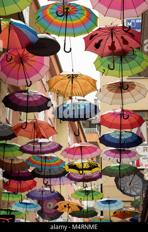 Parasols colorés flotter au-dessus de la rue en Turquie Banque D'Images