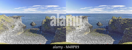 Littoral et falaises de basalte à Arnarstapi nature reserve vu à travers le trou de la falaise. La péninsule de Snaefellsness, Islande Banque D'Images