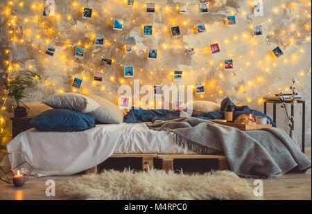 Pas de chambre à la décoration élégante personnes intérieur cosy Banque D'Images