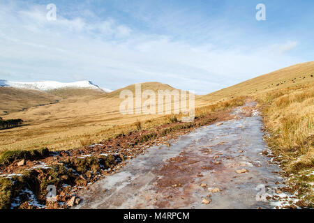 Chemin de glace à Pen Y Fan Mountain dans le parc national de Brecon Beacons avec neige de l'hiver sur la piste de Taf. Banque D'Images