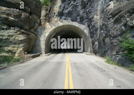 L'Aller-à-la-Sun route passe par deux grands tunnels dans son voyage à travers la Ligne..Le côté ouest du tunnel. Banque D'Images