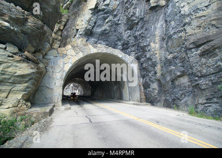 L'Aller-à-la-Sun route passe par deux grands tunnels dans son voyage à travers la Ligne..véhicule dans le côté ouest du tunnel. Banque D'Images