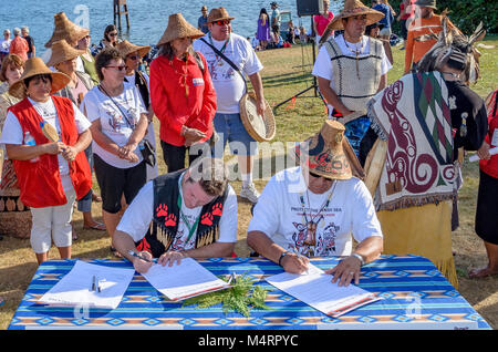 Chef Justin George de Nation Tsleil-Waututh et le chef Gibby Jacob de Squamish Nation signer une déclaration historique pour protéger la mer des Salish.De nombreux Peopl Banque D'Images