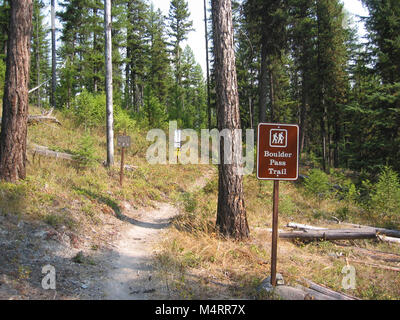 La limite ouest de la piste du col de blocs, qui commence près du lac Kintla et mène à Goat Haunt Ranger Station. Un avertissement sur les rencontres avec des ours sur le sentier est visible derrière..Col Boulder Sentier. Banque D'Images