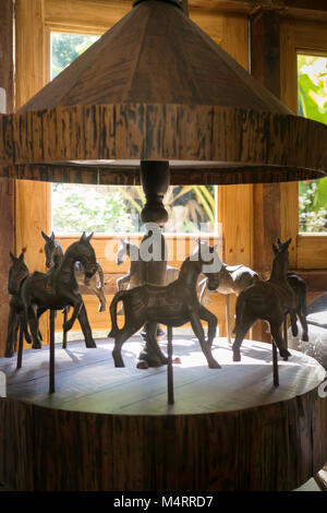 Vintage artisanat du jouet en bois carrousel, stock photo Banque D'Images