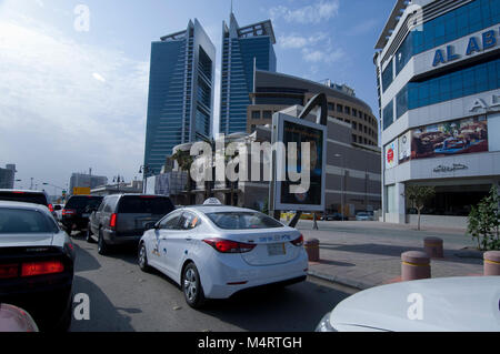 Rue Tahlia avec boutiques, cafés et des personnes, Riyadh, Arabie saoudite, 01.12.2016 Banque D'Images