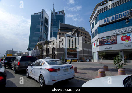 Rue Tahlia avec boutiques, cafés et des personnes, Riyadh, Arabie saoudite, 01.12.2016 Banque D'Images