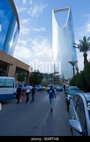 Rue Tahlia avec boutiques, cafés et des personnes, Riyadh, Arabie saoudite, 01.12.2016 Banque D'Images