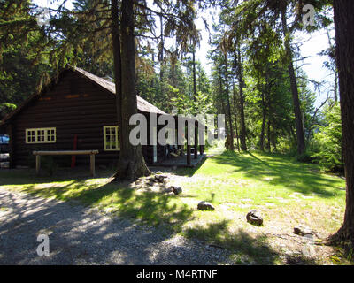 L'un des nombreux endroits magnifiques pour votre mariage dans le parc national des Glaciers. Pour plus d'information concernant le processus des permis de mariage visiter.Lake McDonald Côte-Nord - Ranger Station . Banque D'Images