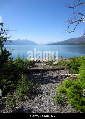 L'un des nombreux endroits magnifiques pour votre mariage dans le parc national des Glaciers. Pour plus d'information concernant le processus des permis de mariage visiter.Lake McDonald Côte-Nord Station forestière - [l'accès aux lacs. Banque D'Images