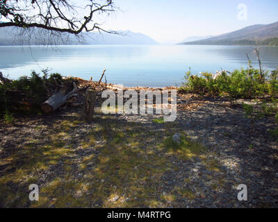 L'un des nombreux endroits magnifiques pour votre mariage dans le parc national des Glaciers. Pour plus d'information concernant le processus des permis de mariage visiter.Lake McDonald Côte-Nord Station forestière - [l'accès aux lacs. Banque D'Images