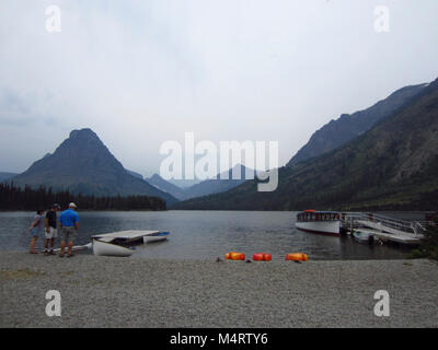 L'un des nombreux endroits magnifiques pour votre mariage dans le parc national des Glaciers. Pour plus d'information concernant le processus des permis de mariage visiter.Deux Rives Lac Medicine à la Boat Dock - . Banque D'Images