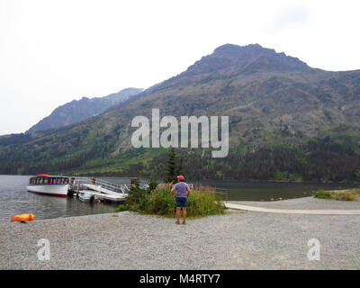 L'un des nombreux endroits magnifiques pour votre mariage dans le parc national des Glaciers. Pour plus d'information concernant le processus des permis de mariage visiter.Deux Rives Lac Medicine à la Boat Dock - . Banque D'Images