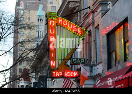 Le panneau coloré au néon de la Maison de Dublin, 225 W 79th St, New York, NY. irish bar au néon Banque D'Images