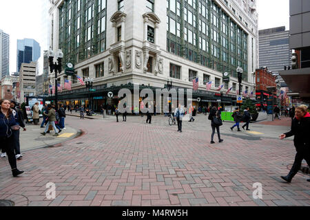 Les touristes, les acheteurs, les navetteurs et les criminels communs traversent des chemins à l'intersection de Summer et Washington à Downtown Crossing, Boston, ma Banque D'Images