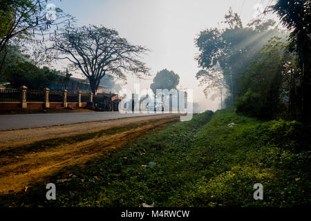 Route avec des rayons de soleil dans le Myanmar Loikaw Banque D'Images