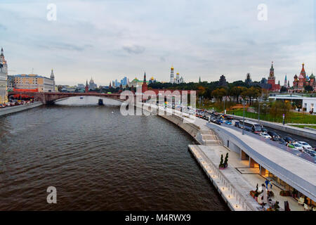 Moscou, Russie - le 28 septembre 2017 : Avis de remblai Moskvoretskaya et rivière de Zaryadye Park dans la soirée Banque D'Images