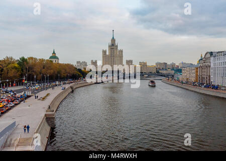 Moscou, Russie - le 28 septembre 2017 : Avis de remblai Moskvoretskaya et rivière de Zaryadye Park dans la soirée Banque D'Images