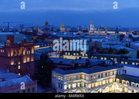 Moscou, Russie - le 28 septembre 2017 : Vue de Moscou la nuit à partir de la plate-forme d'observation du monde de l'enfant. Banque D'Images