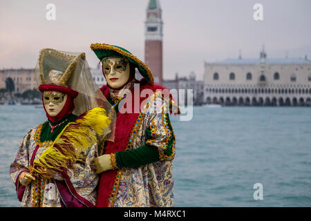 Venise, Italie - 10 février : Les gens qui portent des costumes de carnaval de poser dans l'île San Giorgio le 10 février 2018 à Venise, Italie. Banque D'Images