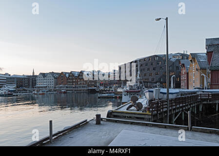 Les bateaux et les navires à quai dans un port de la ville de Tromso en hiver Banque D'Images