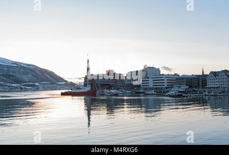 Les bateaux et les navires à quai dans un port de la ville de Tromso en hiver Banque D'Images