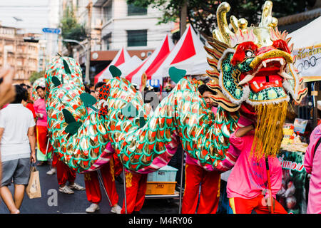 BANGKOK, THAÏLANDE - 18 février, 2018 : un costume de dragon tradional parades dans les rues pendant le Nouvel An chinois. Banque D'Images