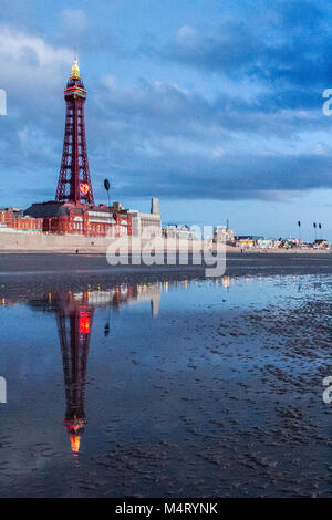 Coucher de soleil sur Blackpool Pier. 17 février 2018. Météo britannique. Après une journée ensoleillée et douce sur la côte nord-ouest de l'Angleterre, un beau coucher de soleil illumine la célèbre tour et les réflexions de plage à Blackpool dans Lancashire. Crédit: Cernan Elias/Alay Live News Banque D'Images