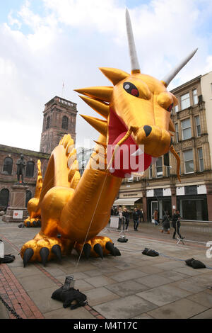 Manchester, UK. Feb 17, 2018. Un gigantesque dragon de taille sur l'écran de St Anns carré pour les célébrations du Nouvel An Chinois, Manchester, 17 février 2018 (C)Barbara Cook/Alamy Live News Banque D'Images