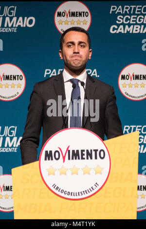 Gênes, Italie - 17 Février, 2018. Luigi Di Maio s'occupe à la réunion de Gênes avant les élections italiennes, le 17 février 2018. Élections italiennes allez au dernier rush, et Luigi Di Maio, chef du Movimento 5 Stelle, est issue de son 'Rally Tour' autour de l'Italie. © Simone Padovani / éveil / Alamy News Banque D'Images