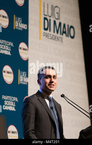 Gênes, Italie - 17 Février, 2018. Luigi Di Maio s'occupe à la réunion de Gênes avant les élections italiennes, le 17 février 2018. Élections italiennes allez au dernier rush, et Luigi Di Maio, chef du Movimento 5 Stelle, est issue de son 'Rally Tour' autour de l'Italie. © Simone Padovani / éveil / Alamy News Banque D'Images