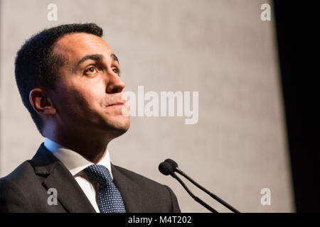 Gênes, Italie - 17 Février, 2018. Luigi Di Maio s'occupe à la réunion de Gênes avant les élections italiennes, le 17 février 2018. Élections italiennes allez au dernier rush, et Luigi Di Maio, chef du Movimento 5 Stelle, est issue de son 'Rally Tour' autour de l'Italie. © Simone Padovani / éveil / Alamy News Banque D'Images