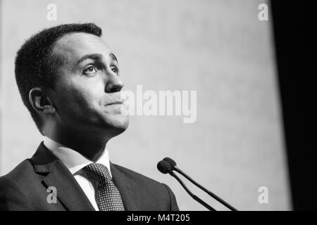 Gênes, Italie - 17 Février, 2018. Luigi Di Maio s'occupe à la réunion de Gênes avant les élections italiennes, le 17 février 2018. Élections italiennes allez au dernier rush, et Luigi Di Maio, chef du Movimento 5 Stelle, est issue de son 'Rally Tour' autour de l'Italie. © Simone Padovani / éveil / Alamy News Banque D'Images