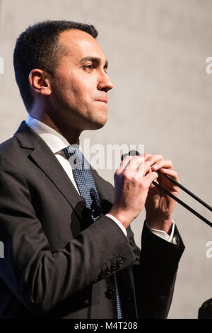 Gênes, Italie - 17 Février, 2018. Luigi Di Maio s'occupe à la réunion de Gênes avant les élections italiennes, le 17 février 2018. Élections italiennes allez au dernier rush, et Luigi Di Maio, chef du Movimento 5 Stelle, est issue de son 'Rally Tour' autour de l'Italie. © Simone Padovani / éveil / Alamy News Banque D'Images