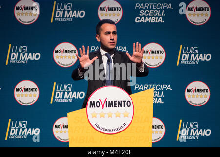 Gênes, Italie - 17 Février, 2018. Luigi Di Maio s'occupe à la réunion de Gênes avant les élections italiennes, le 17 février 2018. Élections italiennes allez au dernier rush, et Luigi Di Maio, chef du Movimento 5 Stelle, est issue de son 'Rally Tour' autour de l'Italie. © Simone Padovani / éveil / Alamy News Banque D'Images