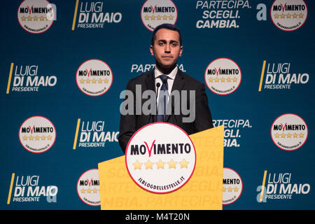 Gênes, Italie - 17 Février, 2018. Luigi Di Maio s'occupe à la réunion de Gênes avant les élections italiennes, le 17 février 2018. Élections italiennes allez au dernier rush, et Luigi Di Maio, chef du Movimento 5 Stelle, est issue de son 'Rally Tour' autour de l'Italie. © Simone Padovani / éveil / Alamy News Banque D'Images