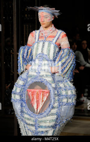 Sur la passerelle du modèle au cours de la Williams de Maddie au Fashion fashion show AW Scout18 à Freemasons Hall, Covent Garden, Londres, Royaume-Uni. La mode du Scoutisme a lieu pendant la Semaine de la mode de Londres. Maddie Williams est diplômé de l'Université d'Édimbourg, l'an dernier, remportant la semaine d'études supérieures de la mode du Scoutisme Textiles Catwalk Award et la Dame Vivienne Westwood Prix éthique. 17 février 2018. Crédit : Antony l'ortie/Alamy Live News Banque D'Images