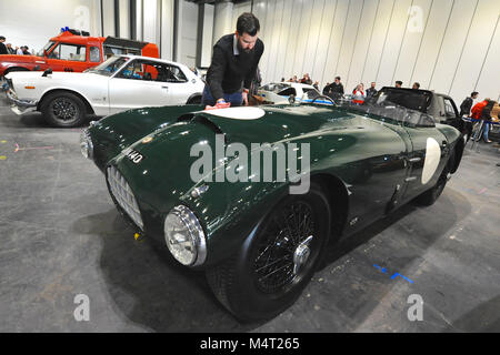 Un homme d'un polissage 1955 Jaguar XK140 voiture de course spéciale sur l'affichage à la London Classic Car Show qui aura lieu à l'ExCel London, Royaume-Uni. Plus de 700 des plus belles voitures classiques sont exposées à l'exposition allant de l'avant-guerre vintage tourers à un concept moderne de voitures. Le spectacle réunit dans autour de 37 000 visiteurs, allant de graves chefs d'essence des gens qui aiment les belles et les véhicules classiques. Crédit : Michael Preston/Alamy Live News Banque D'Images