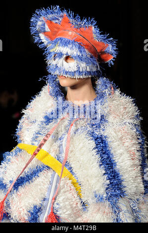 Sur la passerelle du modèle au cours de la Williams de Maddie au Fashion fashion show AW Scout18 à Freemasons Hall, Covent Garden, Londres, Royaume-Uni. La mode du Scoutisme a lieu pendant la Semaine de la mode de Londres. Maddie Williams est diplômé de l'Université d'Édimbourg, l'an dernier, remportant la semaine d'études supérieures de la mode du Scoutisme Textiles Catwalk Award et la Dame Vivienne Westwood Prix éthique. 17 février 2018. Crédit : Antony l'ortie/Alamy Live News Banque D'Images