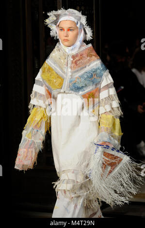 Sur la passerelle du modèle au cours de la Williams de Maddie au Fashion fashion show AW Scout18 à Freemasons Hall, Covent Garden, Londres, Royaume-Uni. La mode du Scoutisme a lieu pendant la Semaine de la mode de Londres. Maddie Williams est diplômé de l'Université d'Édimbourg, l'an dernier, remportant la semaine d'études supérieures de la mode du Scoutisme Textiles Catwalk Award et la Dame Vivienne Westwood Prix éthique. 17 février 2018. Crédit : Antony l'ortie/Alamy Live News Banque D'Images