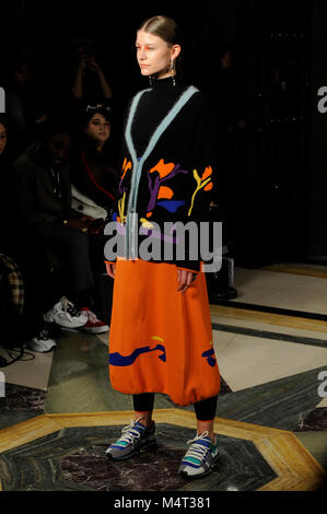 Sur le modèle catwalk au je-suis-chen au Fashion fashion show AW Scout18 à Freemasons Hall, Covent Garden, Londres, Royaume-Uni. La mode du Scoutisme a lieu pendant la Semaine de la mode de Londres. Zhi Chen a étudié le génie à l'origine en Chine, avant de la quitter pour poursuivre la mode à New York puis au London College of Fashion, où elle a reçu une distinction en 2017 pour ses techniques de tricot avancé. 17 février 2018. Crédit : Antony l'ortie/Alamy Live News Banque D'Images